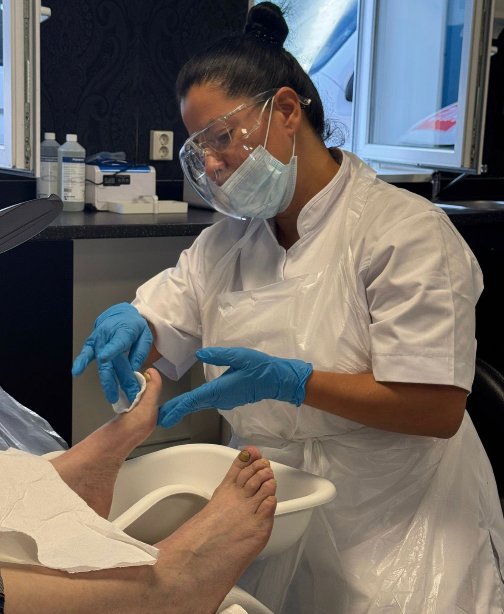 Minorka tijdens een pedicurebehandeling